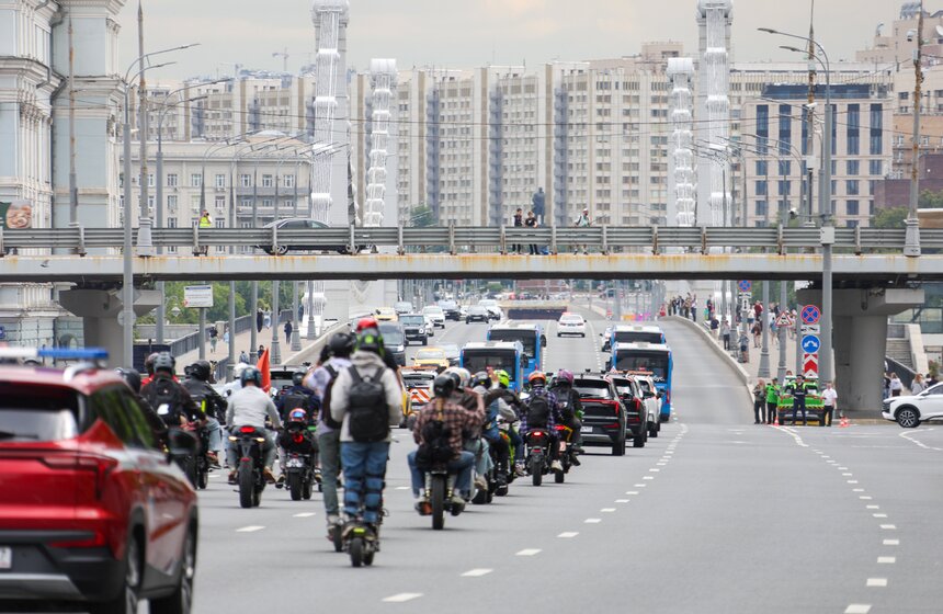 Второй Московский транспортный электрофестиваль прошел на Садовом кольце 23 фото