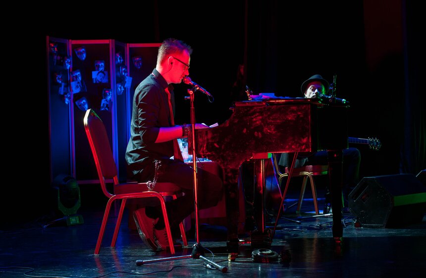 Рокер Глеб Самойлов спел песни Вертинского и прочитал стихи 12 фото