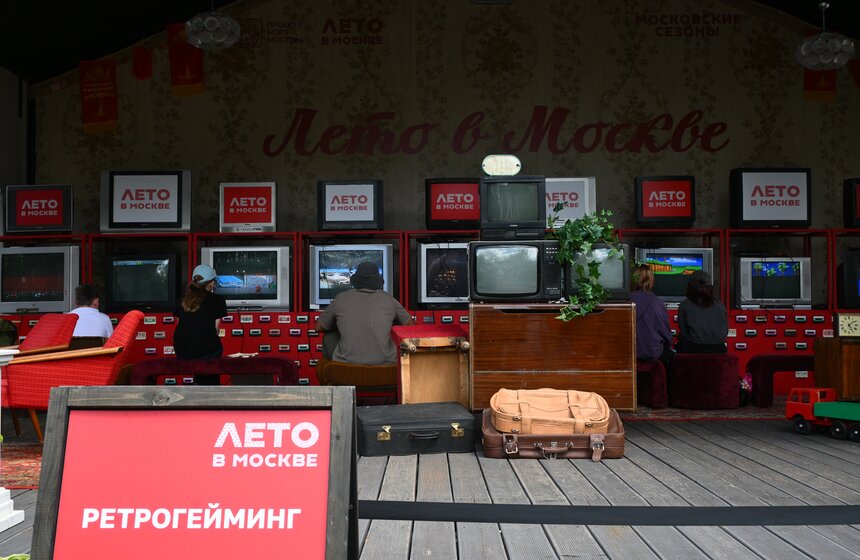 Площадка с ретроиграми открылась на площади Революции 7 фото
