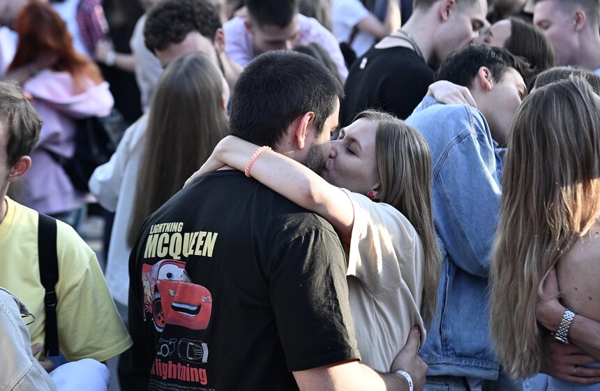 Рекорд России по самому массовому поцелую установили в Москве 20 фото