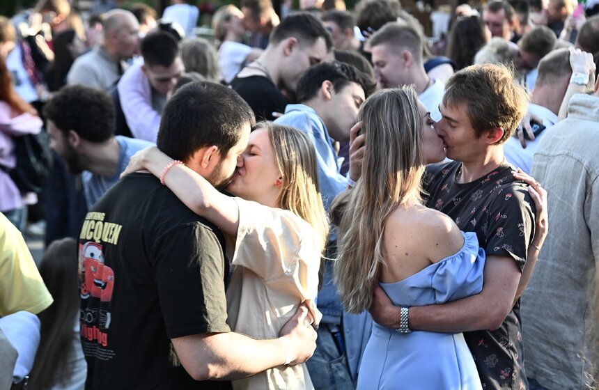 Рекорд России по самому массовому поцелую установили в Москве 19 фото