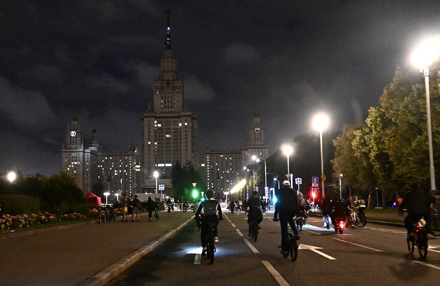 Ночной велофестиваль прошел в Москве 28 фото