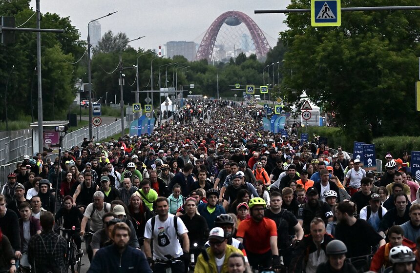 Ночной велофестиваль прошел в Москве 1 фото