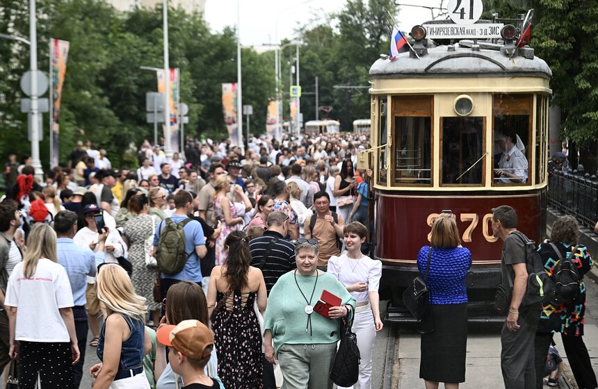 Более 60 экспонатов представили на выставке ретротранспорта в Москве 20 фото