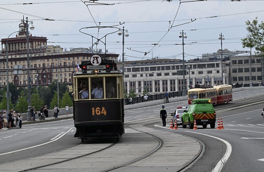 Более 60 экспонатов представили на выставке ретротранспорта в Москве 26 фото