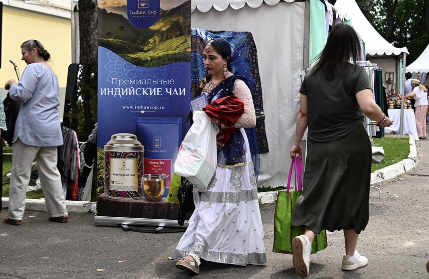 Летний благотворительный базар при посольстве Индии прошел в Москве 7 фото
