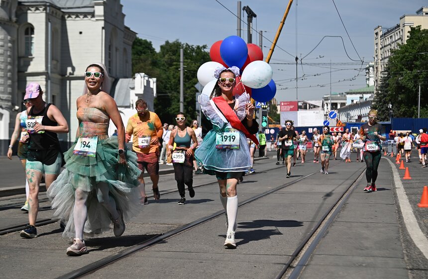 Около 10 тыс человек вышли на "Красочный забег" в Москве 21 фото