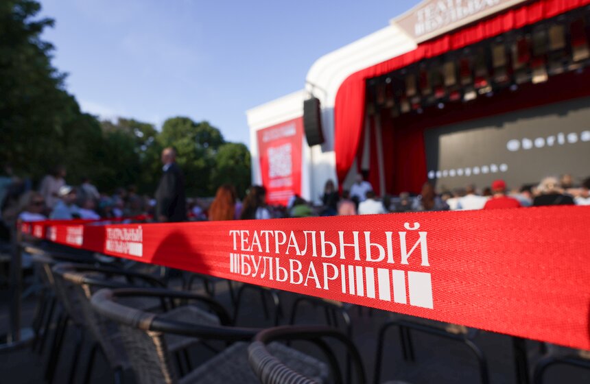 Спектакль с Павлом Деревянко показали на сцене "Театрального бульвара" в Москве 1 фото