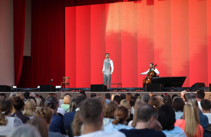 Спектакль с Павлом Деревянко показали на сцене "Театрального бульвара" в Москве 16 фото