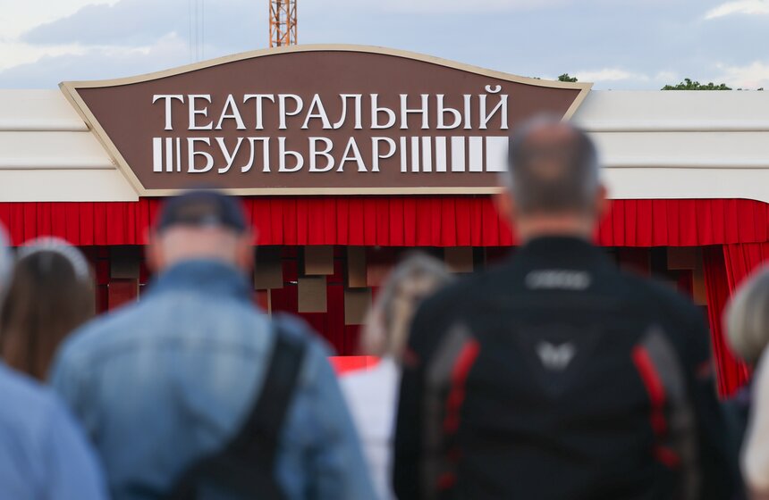 Спектакль с Павлом Деревянко показали на сцене "Театрального бульвара" в Москве 22 фото
