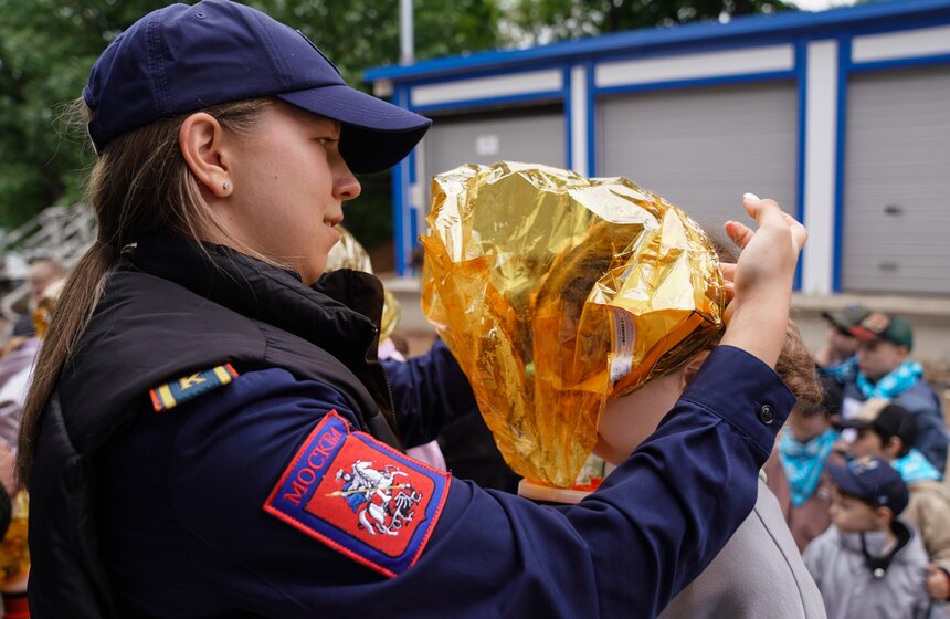 Сотрудники МЧС в Москве провели квесты для детей по правилам безопасности 18 фото