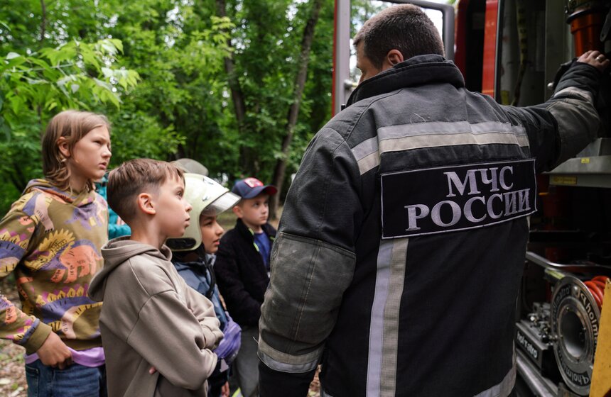Сотрудники МЧС в Москве провели квесты для детей по правилам безопасности 7 фото