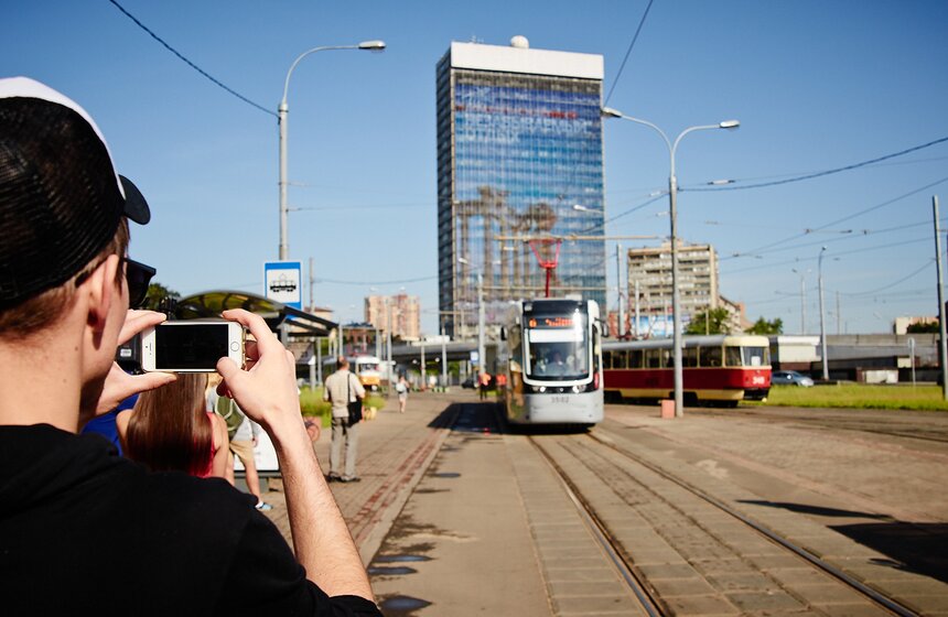 Первый низкопольный трамвай появился в столице 2 фото