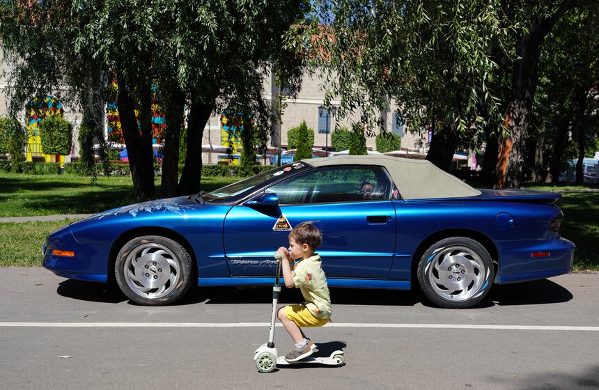 Более 250 экспонатов представили на фестивале "Автовыходные х Остров мечты" 30 фото