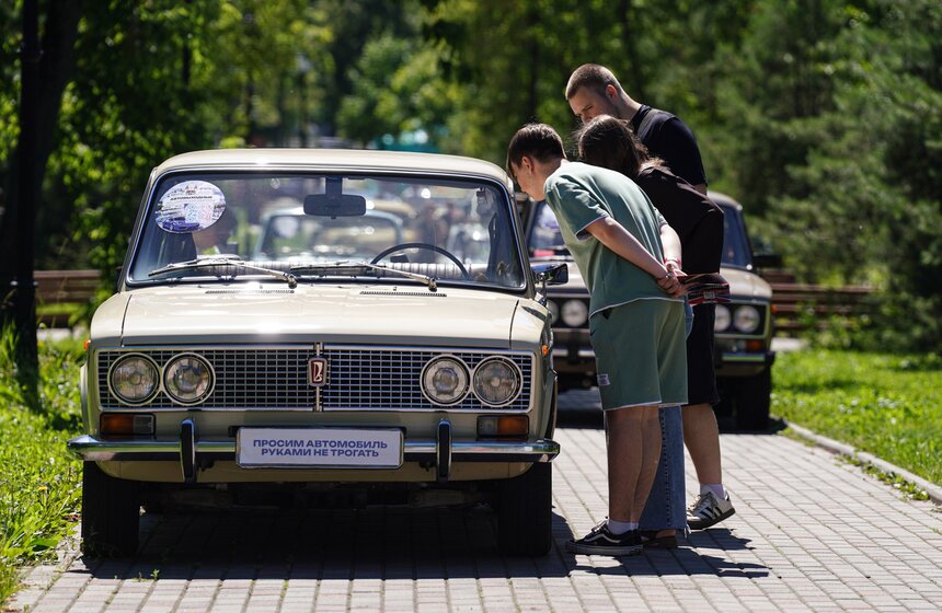 Более 250 экспонатов представили на фестивале "Автовыходные х Остров мечты" 6 фото