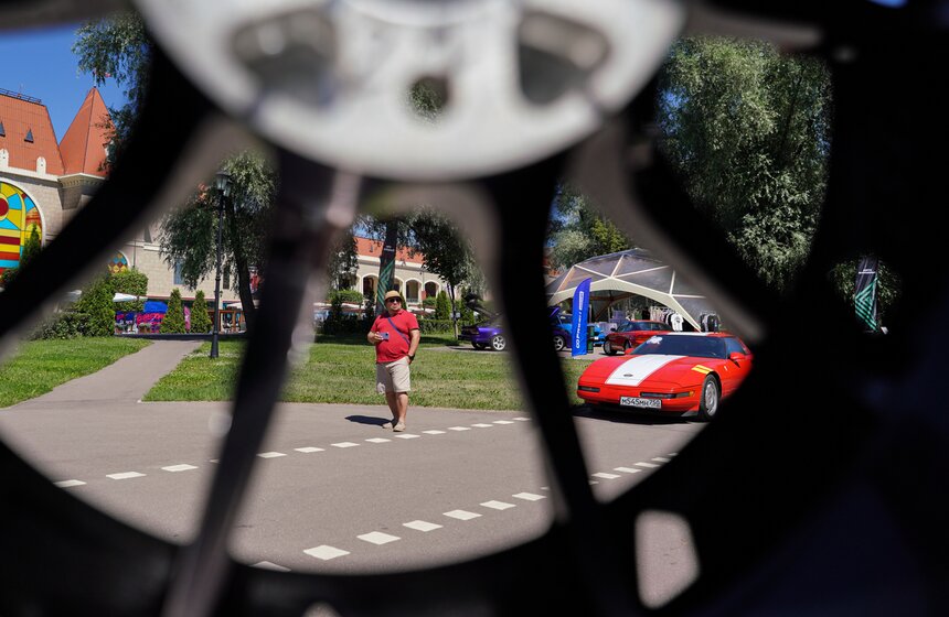 Более 250 экспонатов представили на фестивале "Автовыходные х Остров мечты" 10 фото