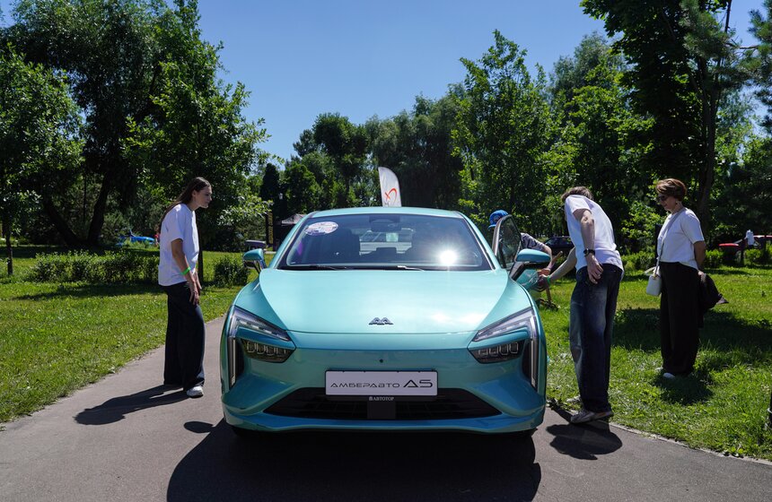 Более 250 экспонатов представили на фестивале "Автовыходные х Остров мечты" 27 фото