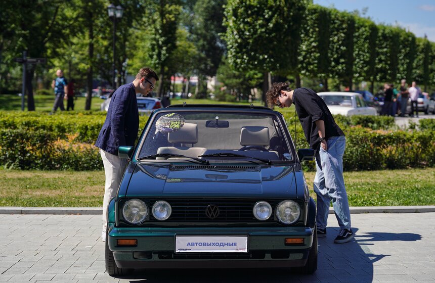 Более 250 экспонатов представили на фестивале "Автовыходные х Остров мечты" 23 фото