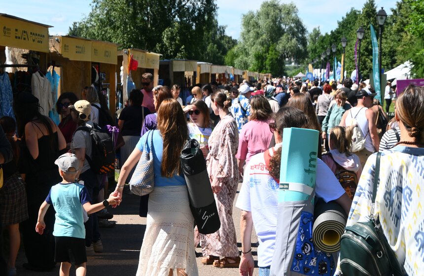 Международный день йоги отметили в музее-заповеднике "Царицыно" 3 фото