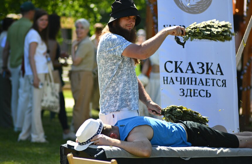 Международный день йоги отметили в музее-заповеднике "Царицыно" 7 фото