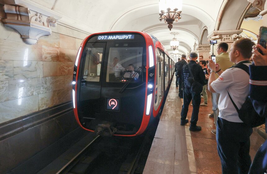 Московское метро отметило 91-й день рождения парадом поездов и выставкой вагонов 25 фото