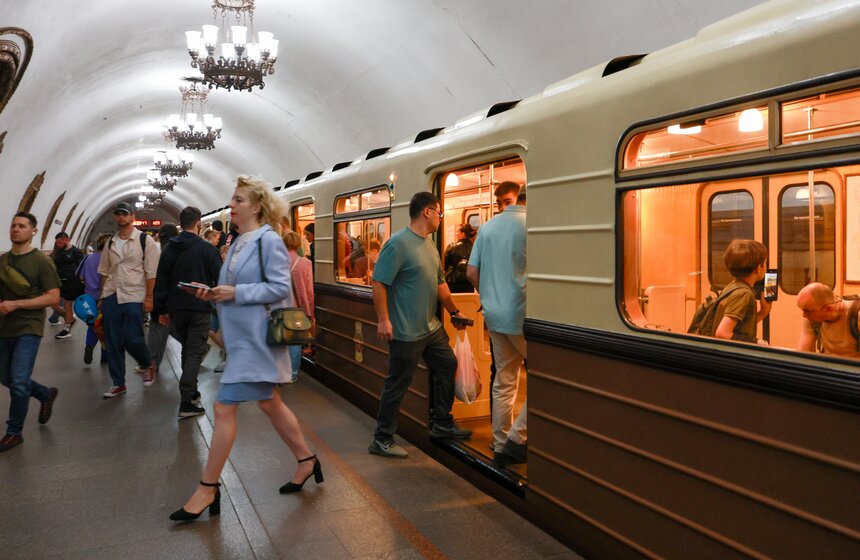 Московское метро отметило 91-й день рождения парадом поездов и выставкой вагонов 14 фото