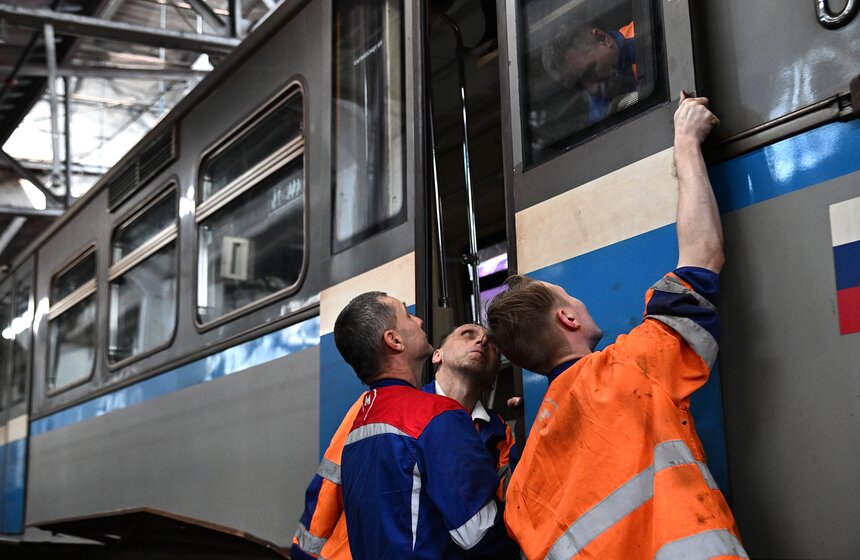 Экскурсия в электродепо "Северное" прошла в день рождения столичного метро 8 фото
