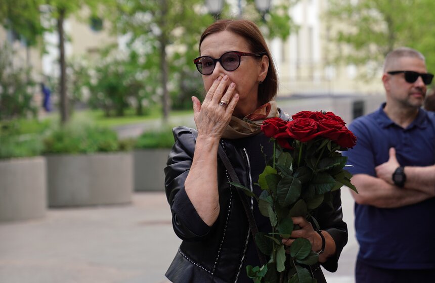 В Москве состоялась церемония прощания с телеведущим Владимиром Молчановым 15 фото