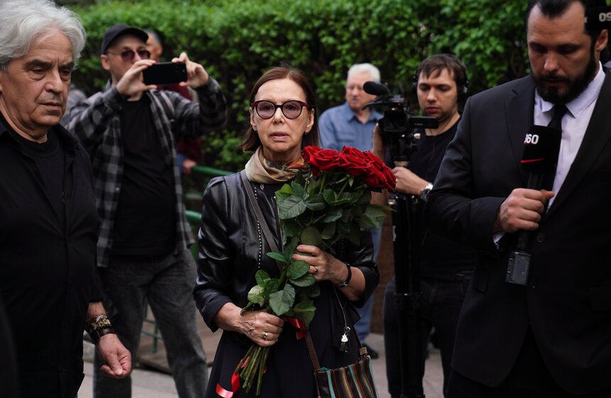 В Москве состоялась церемония прощания с телеведущим Владимиром Молчановым 6 фото