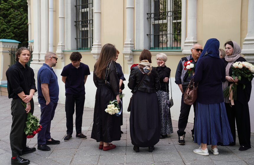 В Москве состоялась церемония прощания с телеведущим Владимиром Молчановым 2 фото