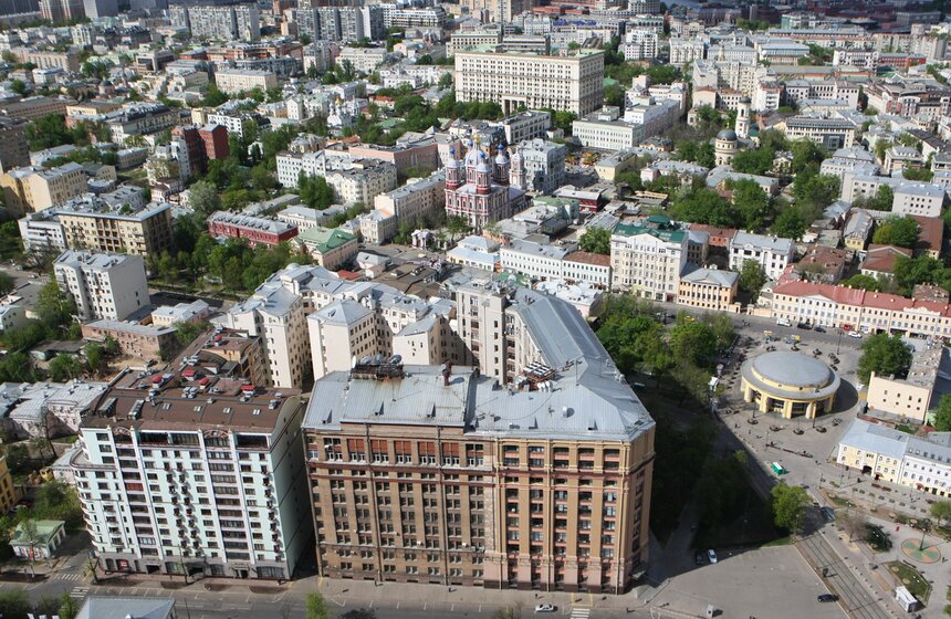 Вид на станцию метро "Новокузнецкая" и церковь Климента Папы Римского