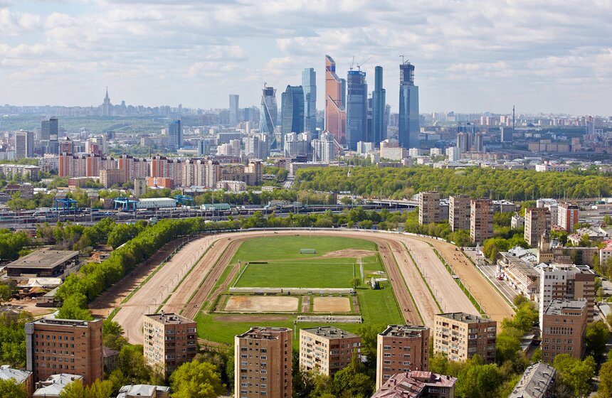 Вид на бизнес-комплекс "Москва-Сити" и Центральный московский ипподром