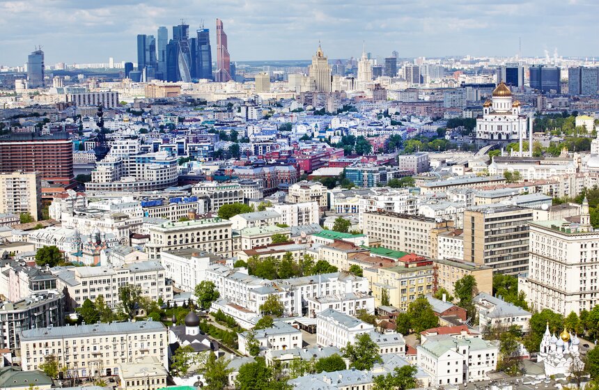 Вид на храм Христа Спасителя, бизнес-центр "Москва-Сити", памятник Петру Первому
