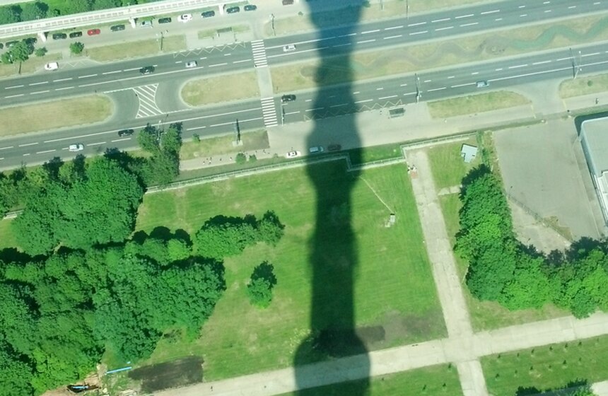 Тень Останкинской телебашни