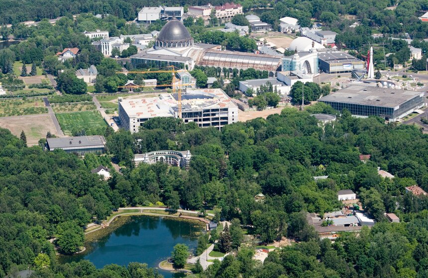 Вид на пруд в Останкинском парке, строящийся океанариум и павильон "Космос"