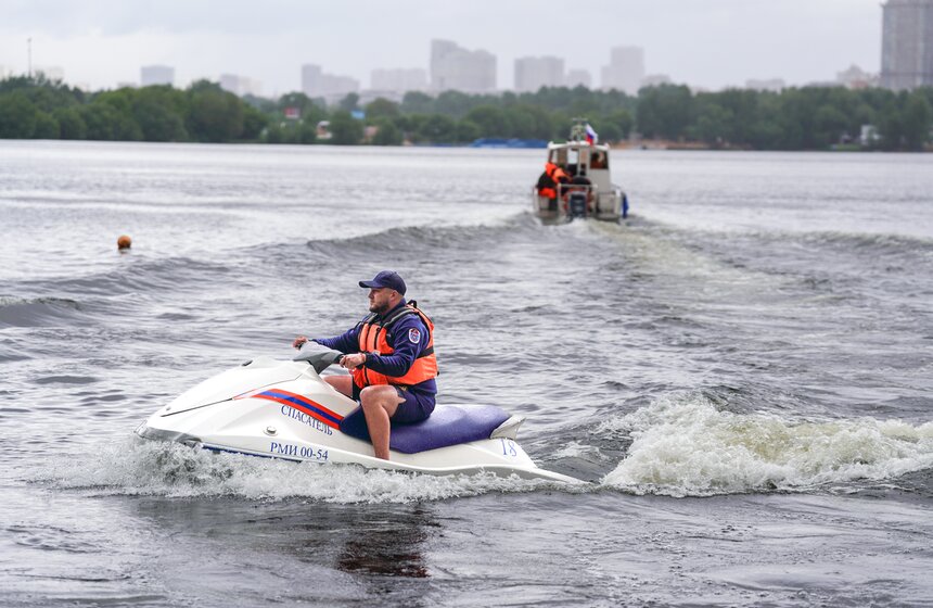 Московские спасатели обеспечат безопасность на водных объектах в летнем купальном сезоне 18 фото