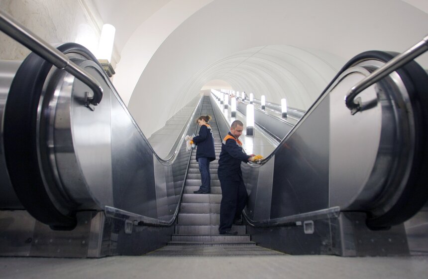 Новые эскалаторы на станции "Курской" Кольцевой линии метрополитена, 2009 год.