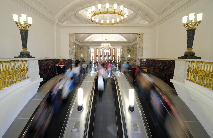 Эскалаторы на станции "Парк культуры" кольцевой линии Московского метрополитена, открывшейся после реконструкции.