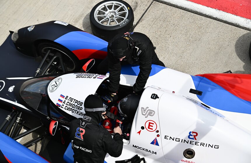 На трассе Moscow Raceway состоялась 12-часовая гонка 18 фото