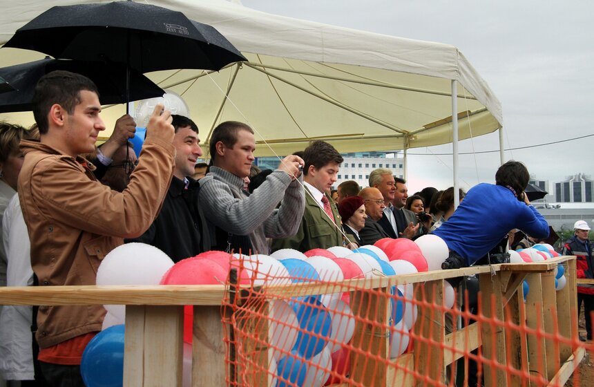Сергей Собянин заложил капсулу памяти в фундамент будущей школы 14 фото