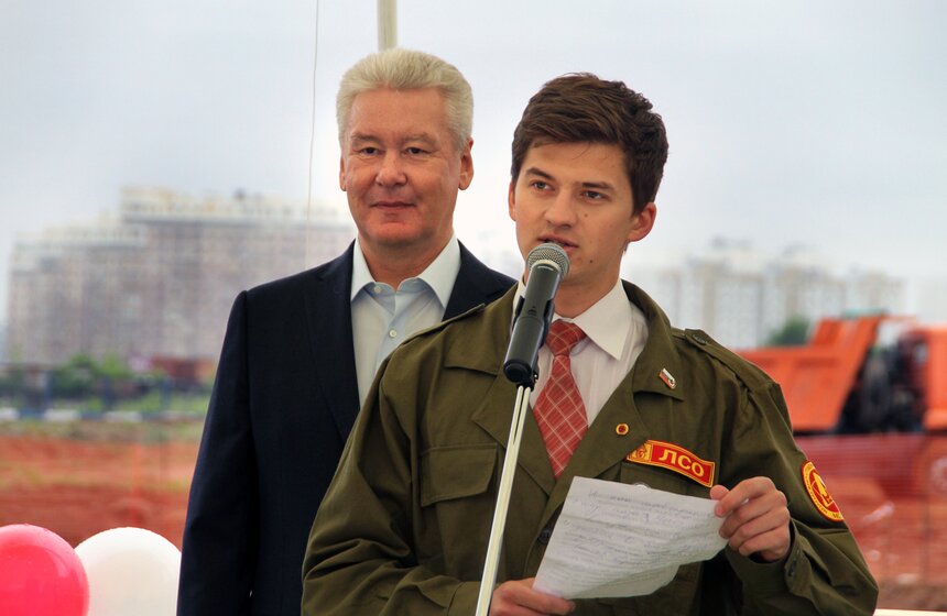 Сергей Собянин заложил капсулу памяти в фундамент будущей школы 9 фото