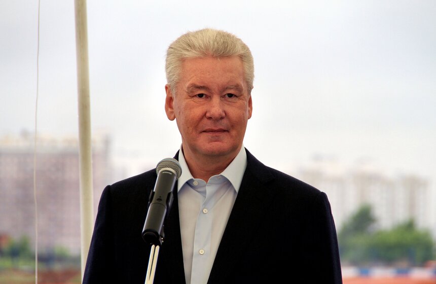 Сергей Собянин заложил капсулу памяти в фундамент будущей школы 8 фото