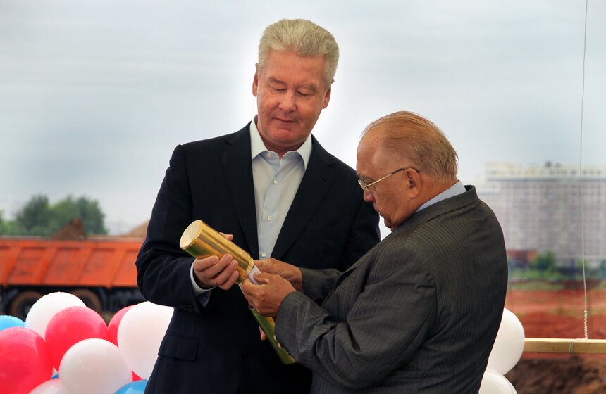 Сергей Собянин заложил капсулу памяти в фундамент будущей школы 10 фото