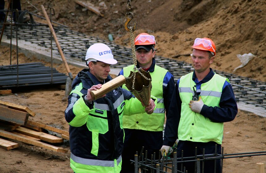 Сергей Собянин заложил капсулу памяти в фундамент будущей школы 13 фото