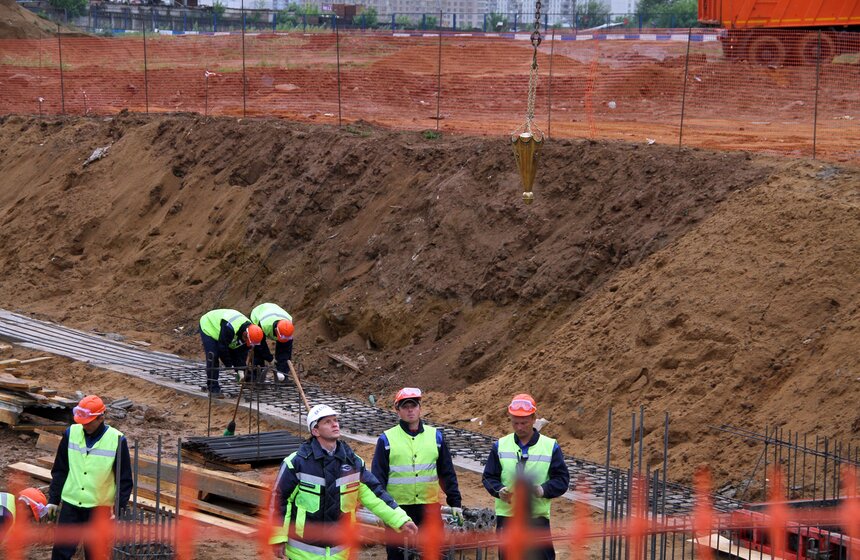 Сергей Собянин заложил капсулу памяти в фундамент будущей школы 11 фото