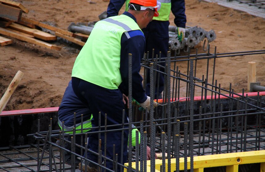 Сергей Собянин заложил капсулу памяти в фундамент будущей школы 12 фото