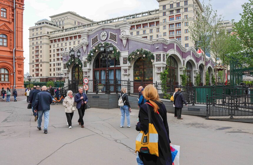 Винтажный маркет открылся на площади Революции в рамках проекта "Лето в Москве" 1 фото