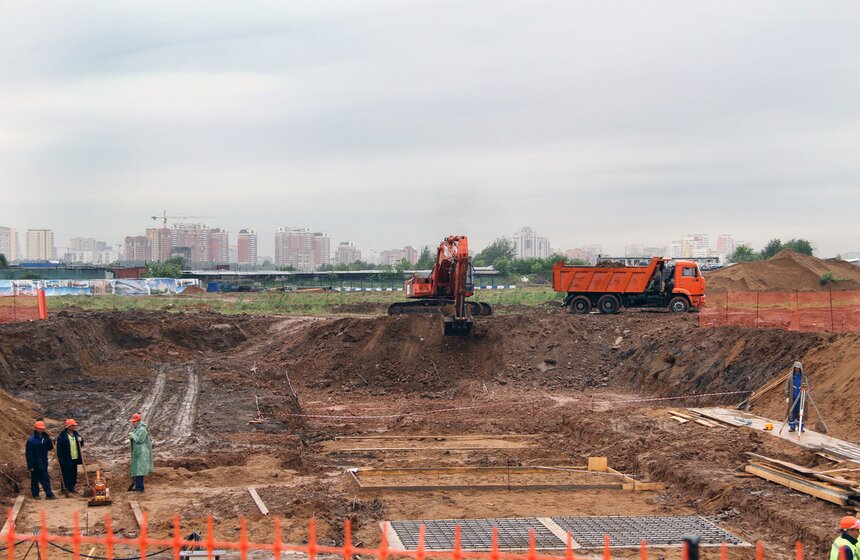 Сергей Собянин заложил капсулу памяти в фундамент будущей школы 3 фото