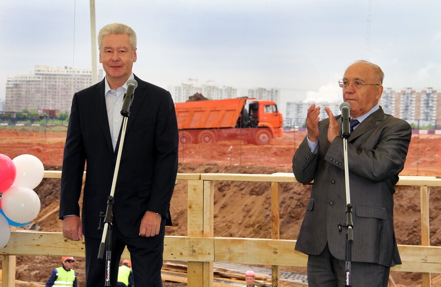 Сергей Собянин заложил капсулу памяти в фундамент будущей школы 5 фото