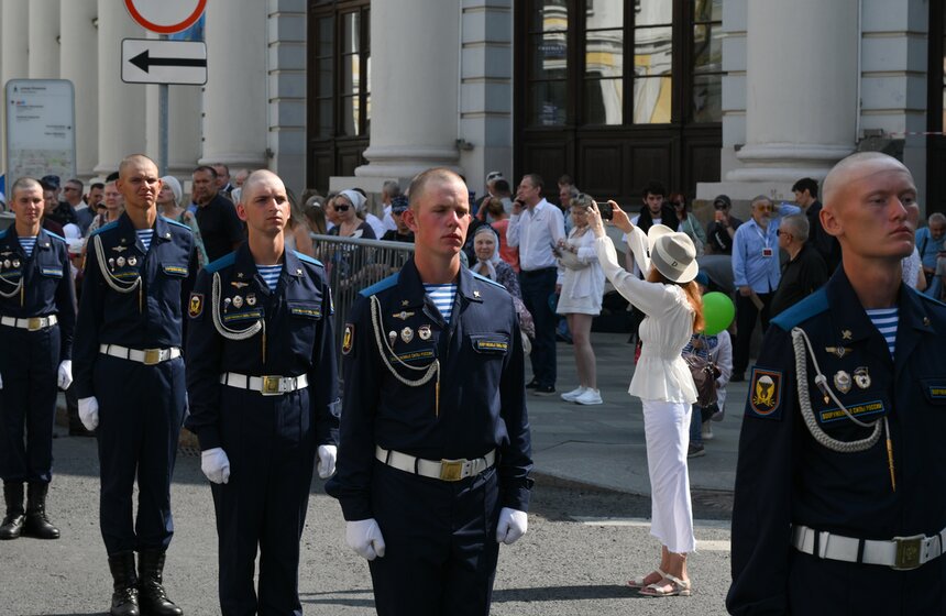 В День ВДВ в Москве прошел крестный ход и показательные выступления 18 фото